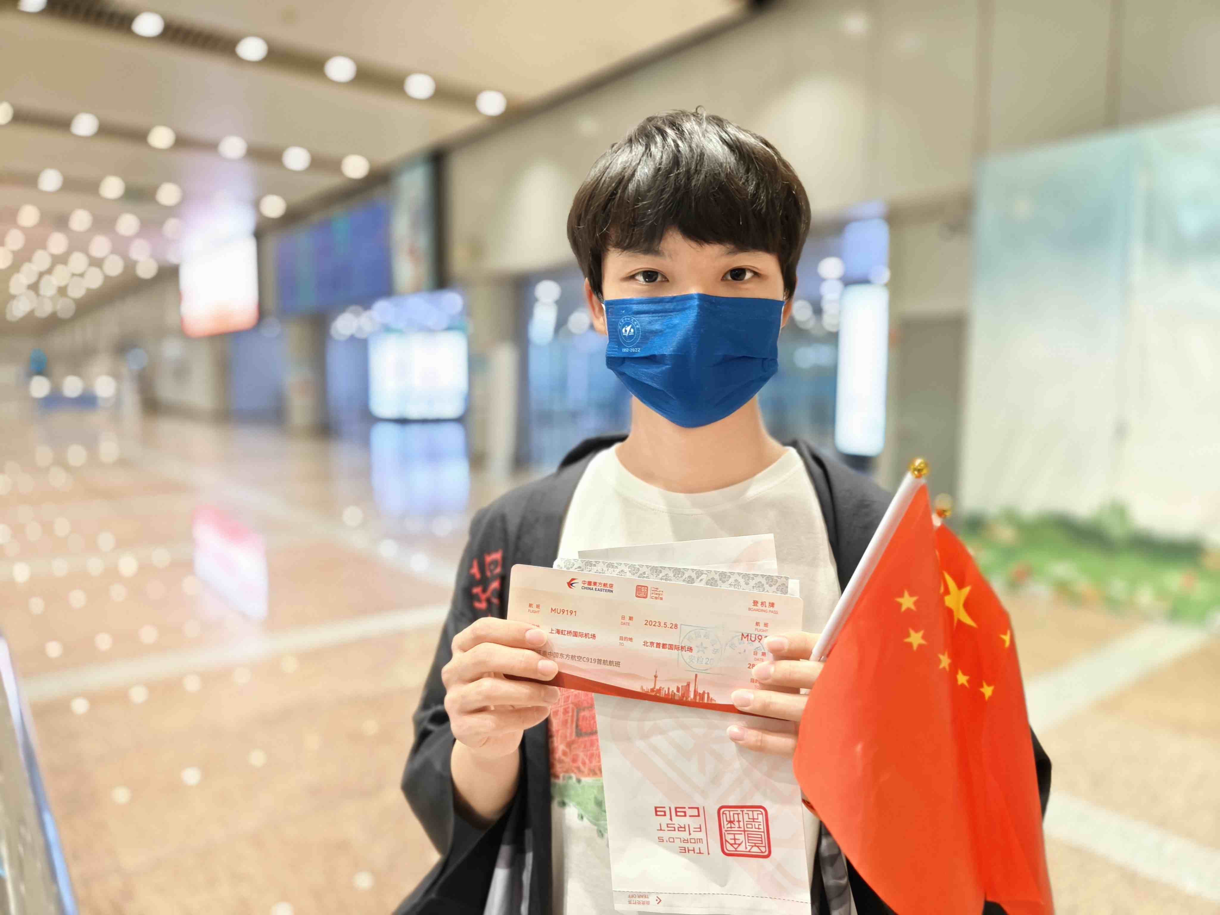 張可立向記者展示有著紀念意義的登機牌。人民網(wǎng)記者 夏曉倫攝