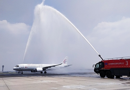 C919穿過象征民航最高禮儀的“水門”。東航供圖