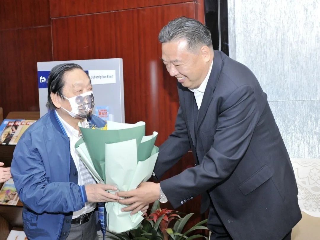 ▲青海省政協(xié)副主席、青海省林草局黨組書記、局長、祁連山國家公園青海省管理局局長李曉南在機(jī)場迎接韓美林