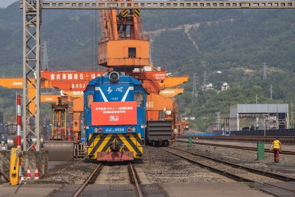 這是2023年4月27日，太平船務(wù)——西部陸海新通道江鐵海聯(lián)運(yùn)非洲專列在重慶果園港魚嘴站等待發(fā)車。