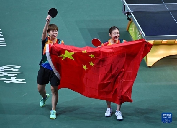 5月27日，陳夢（右）/王藝迪慶祝勝利。當(dāng)日，在南非德班進(jìn)行的2023年世界乒乓球錦標(biāo)賽女子雙打決賽中，中國選手陳夢/王藝迪以3比0戰(zhàn)勝韓國選手田志希/申裕斌，奪得冠軍。新華社記者 陶希夷攝