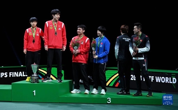 5月26日，冠軍中國組合王楚欽（左二）/孫穎莎（左一）與季軍中國組合林詩棟（左三）/蒯曼（左四）、中國香港組合黃鎮(zhèn)廷（右一）/杜凱琹在頒獎(jiǎng)儀式后交流。新華社記者 陶希夷攝