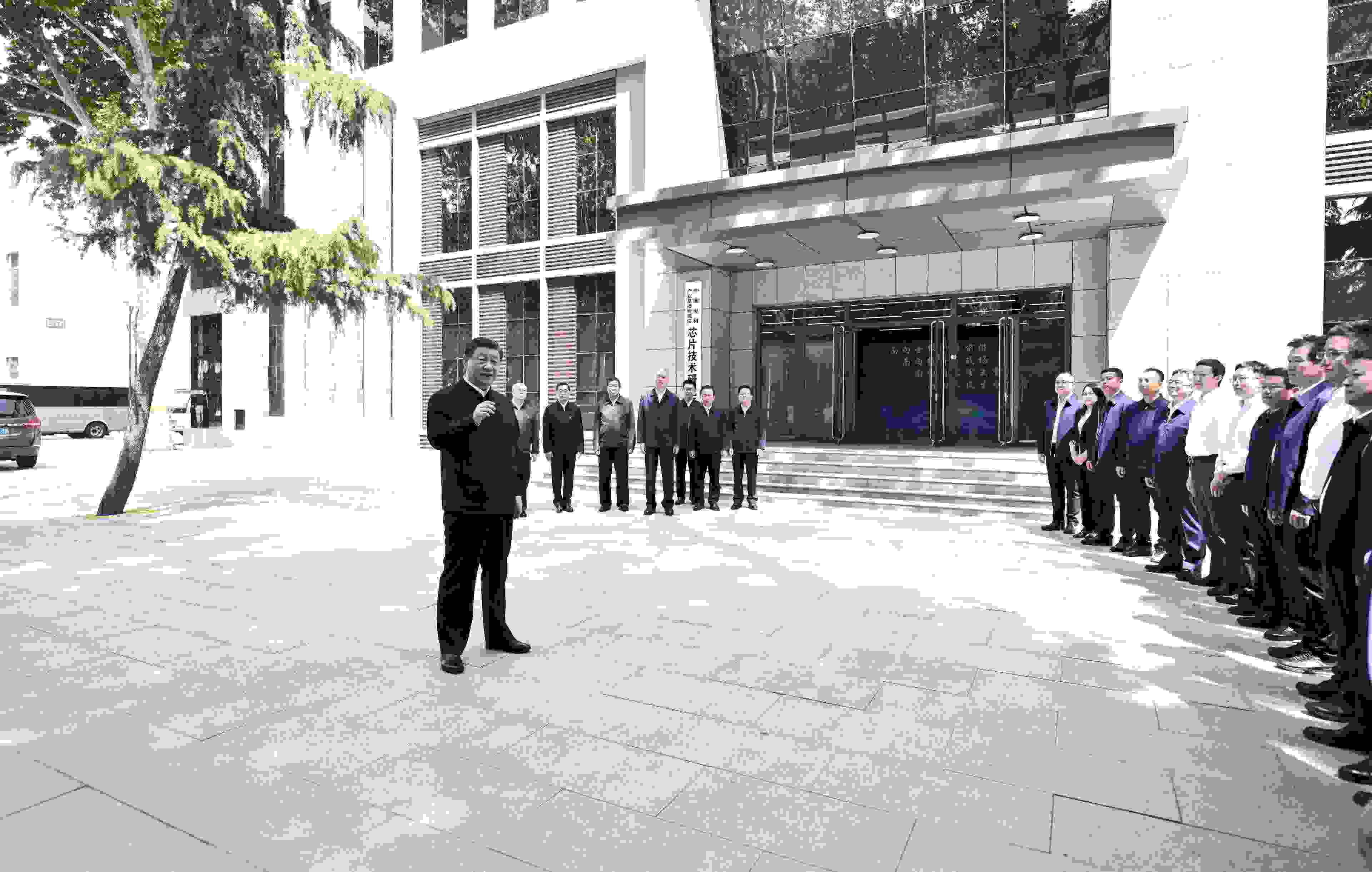 △2023年5月12日，習(xí)近平總書(shū)記在中國(guó)電科產(chǎn)業(yè)基礎(chǔ)研究院同科技工作者交流。