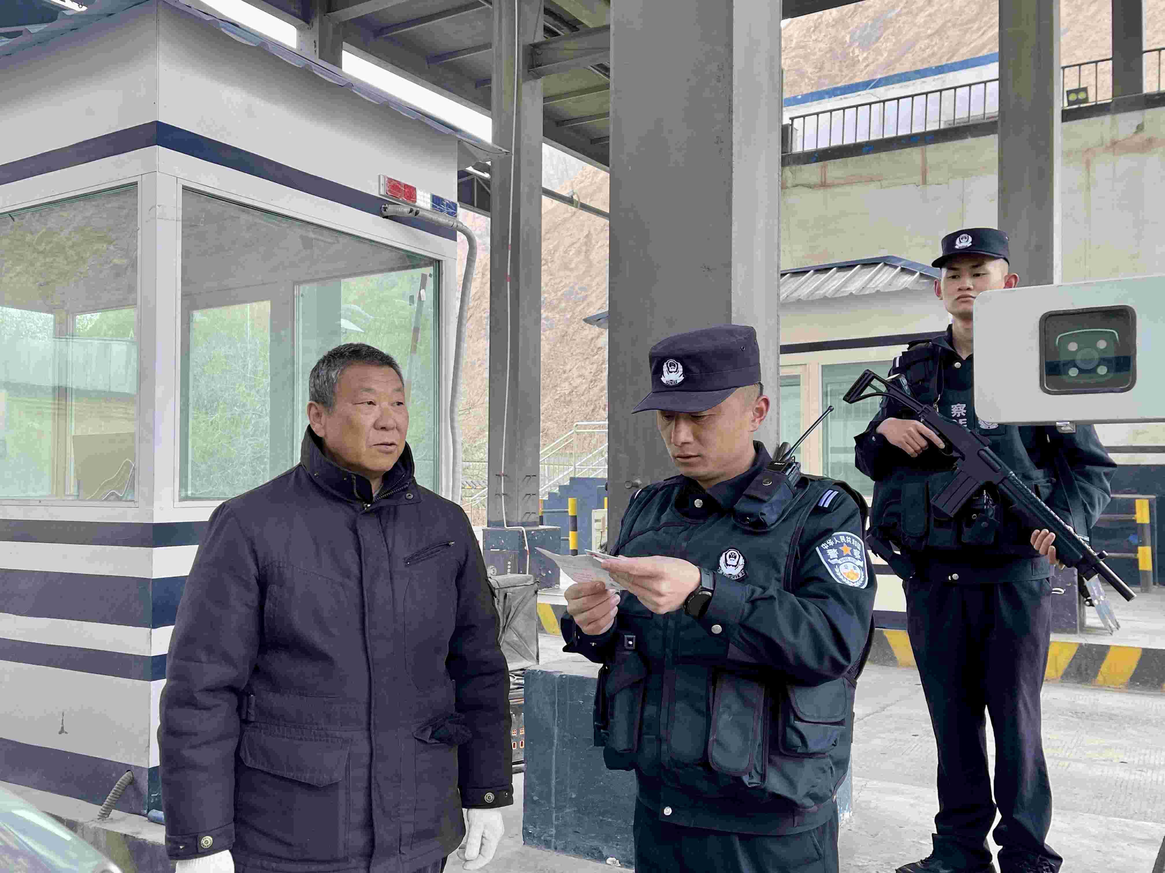 在庫地邊境檢查站，陳暢核對(duì)進(jìn)出邊境管理區(qū)人員信息。人民網(wǎng) 周靜圓攝