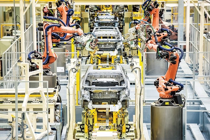 發(fā)展新能源汽車是我國從汽車大國邁向汽車強(qiáng)國的必由之路。2022年中國新能源汽車產(chǎn)銷分別實現(xiàn)705.8萬輛和688.7萬輛，連續(xù)8年位居世界第一。圖為廣汽埃安第一智造中心焊裝車間正在熱火朝天地生產(chǎn)。 廣汽埃安新能源汽車股份有限公司供圖