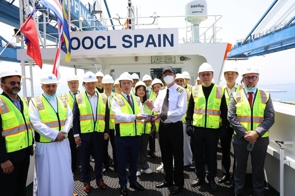 圖為與會(huì)嘉賓參觀(guān)“東方西班牙”輪。中遠(yuǎn)海運(yùn)港口阿布扎比碼頭供圖