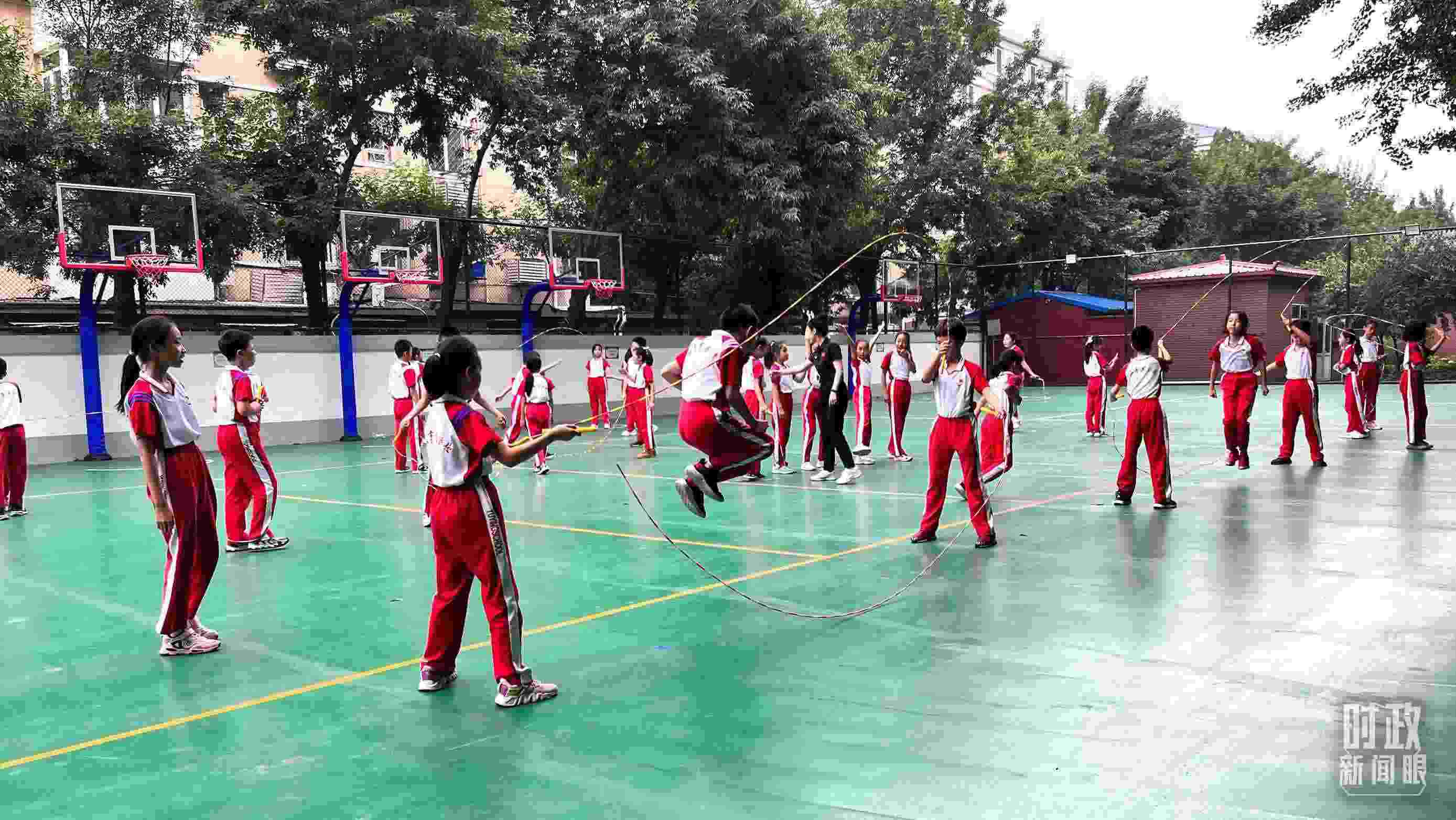 △正在跳繩的學(xué)生。（總臺央視記者張垚拍攝）