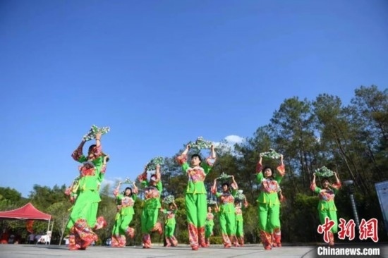 市民在跳廣場(chǎng)舞。 唐小晴 攝