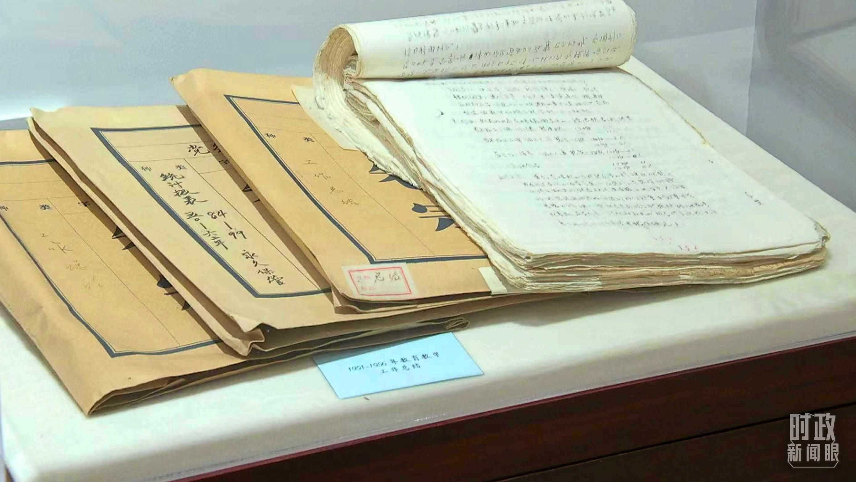 △校史館內(nèi)的教育教學(xué)工作總結(jié)展陳。（總臺央視記者金雨秋拍攝）