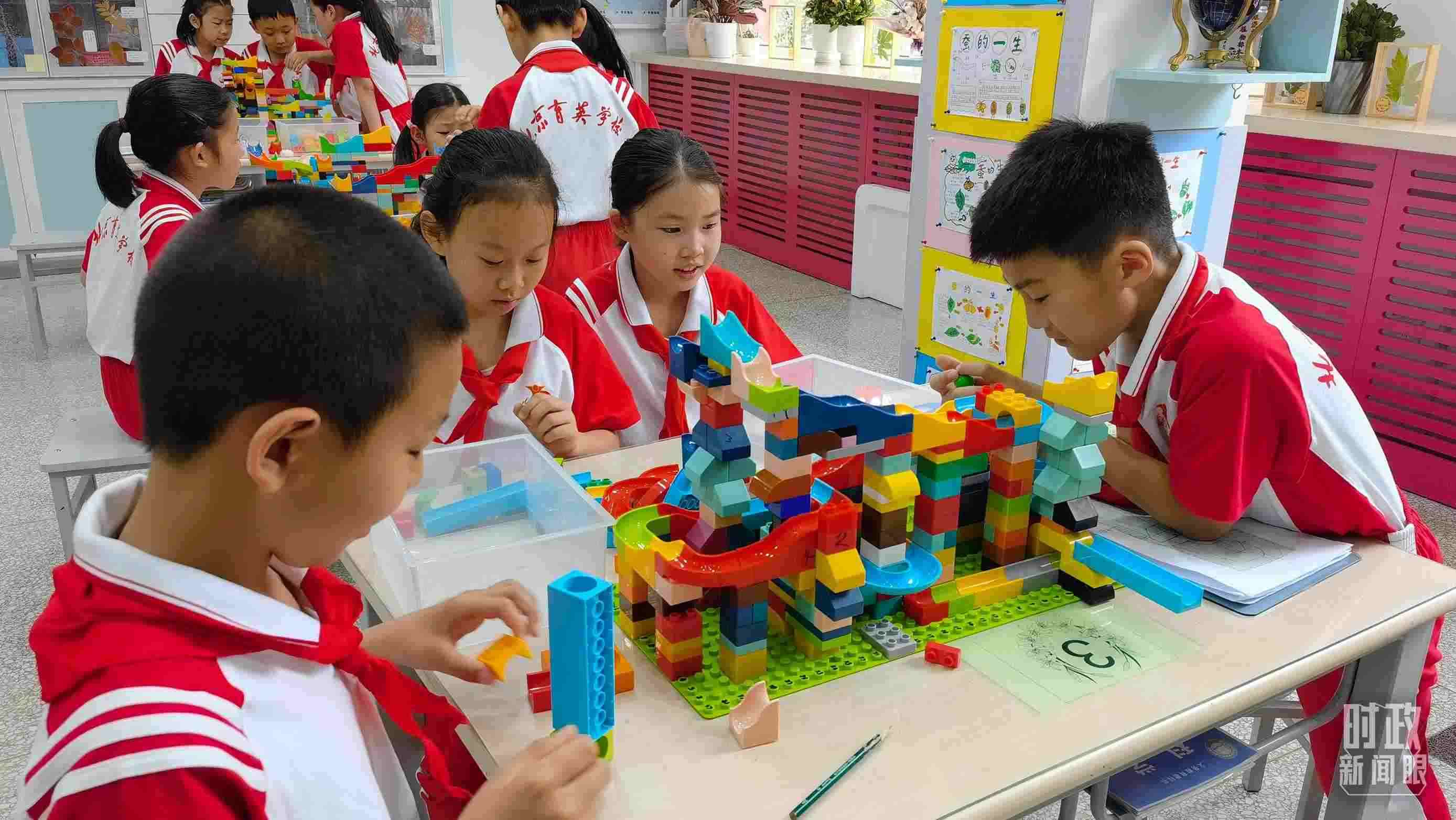 △正在搭建過山車模型的學(xué)生們。（總臺央視記者石丞拍攝）
