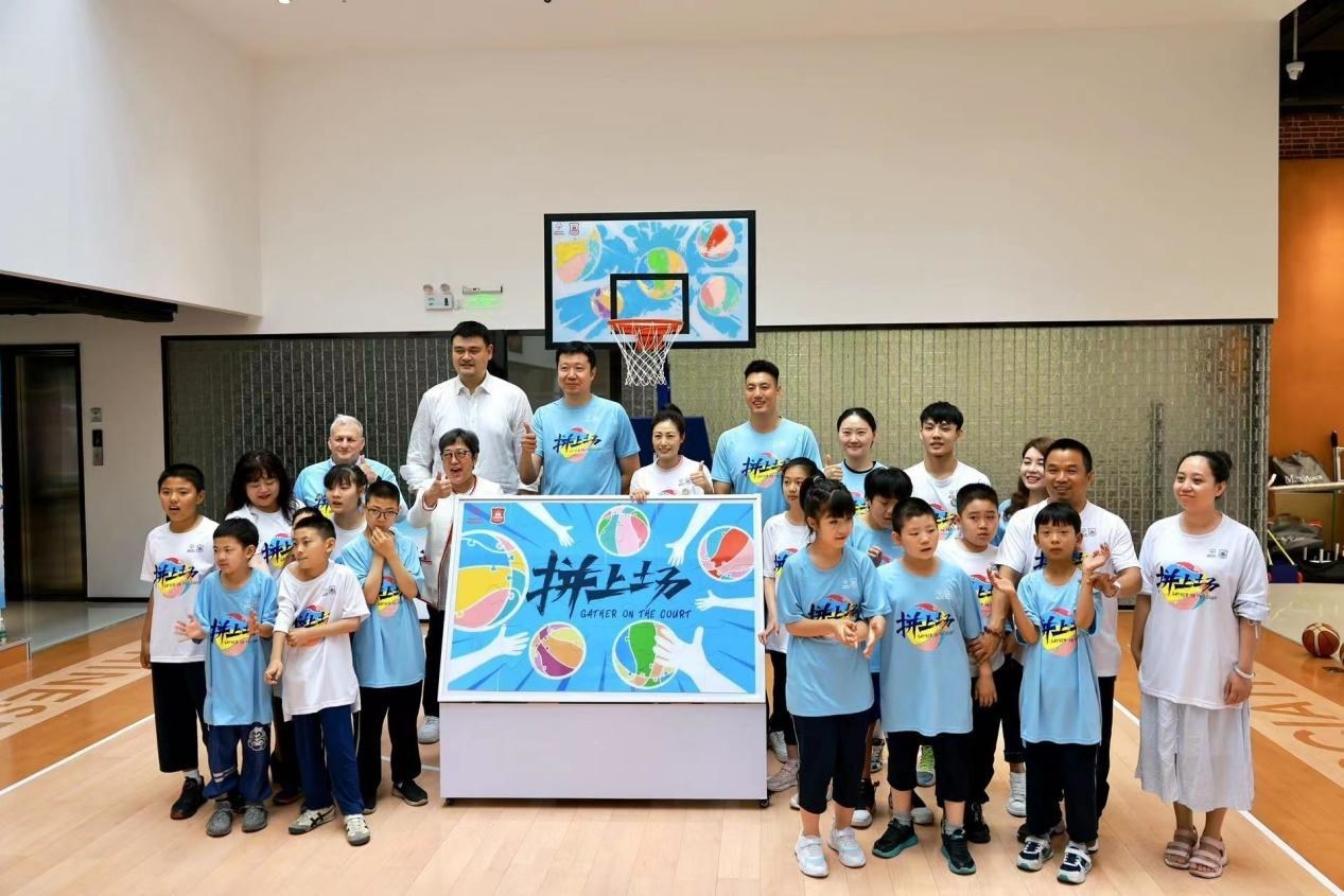 嘉賓與特奧小運(yùn)動(dòng)員在活動(dòng)結(jié)束后合影。人民網(wǎng)記者 郝帥攝