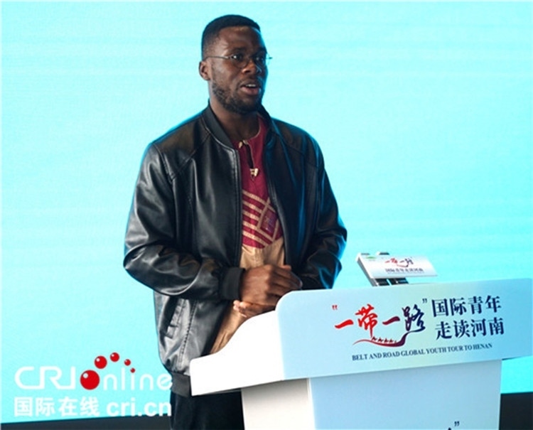 國(guó)際青年代表奕曉龍發(fā)言。賈親親 攝