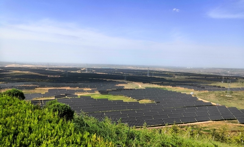 伊金霍洛旗天驕綠能50萬千瓦采煤沉陷區(qū)生態(tài)治理光伏發(fā)電示范項目一角。人民網記者 孫博洋攝