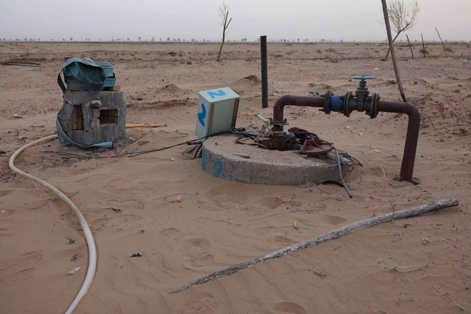 項(xiàng)目地以北的一個(gè)澆灌機(jī)井。 人民網(wǎng)記者 游天燚攝