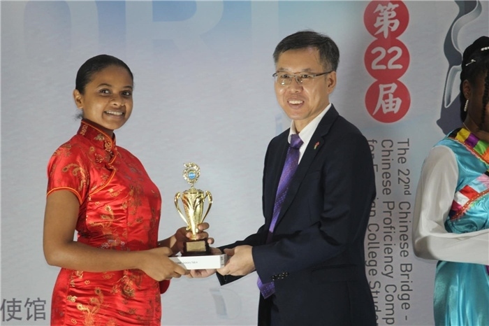 陳錫來參贊為獲獎選手頒發(fā)二等獎。圭亞那大學(xué)孔子學(xué)院供圖