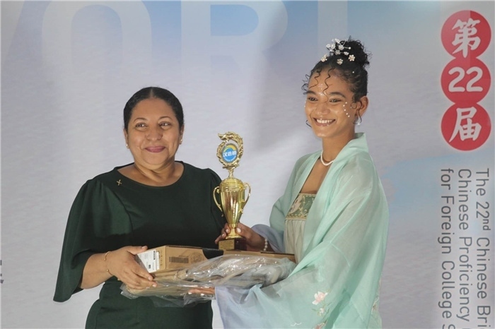 圭亞那大學(xué)校長默罕默德為獲獎選手頒發(fā)一等獎。圭亞那大學(xué)孔子學(xué)院供圖