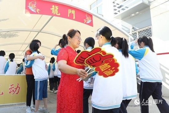 6月7日一早，雄安新區(qū)安新中學(xué)老師在給同學(xué)們加油鼓勁兒。人民網(wǎng) 李兆民攝
