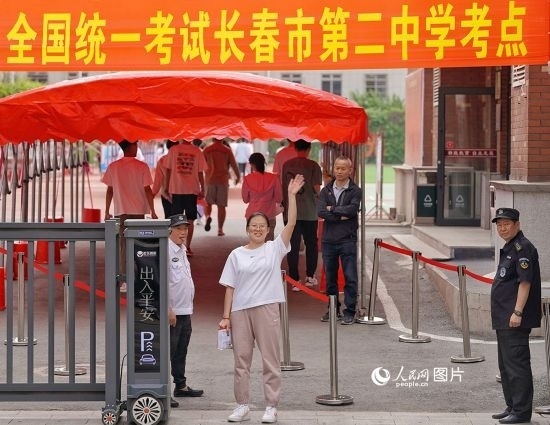 6月7日，在長(zhǎng)春市第二中學(xué)考點(diǎn)，一名考生信心滿(mǎn)滿(mǎn)進(jìn)入考場(chǎng)，并與家長(zhǎng)揮手致意。人民網(wǎng)記者 李洋攝
