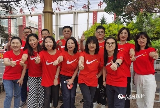 6月7日一早，陽(yáng)光明媚，天氣涼爽，在長(zhǎng)春市第八十七中學(xué)，考生們正陸續(xù)進(jìn)入考場(chǎng)。親友團(tuán)為參加高考的學(xué)子們加油鼓勁。人民網(wǎng)記者 王帝元攝