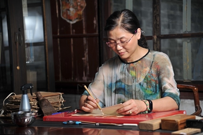 天一閣古籍修復(fù)師工作場景。天一閣博物院供圖