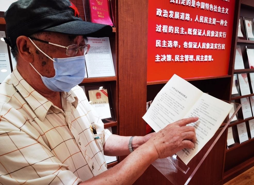 夏云龍給記者展示國歌法修改的內容。人民網(wǎng)記者 唐小麗攝