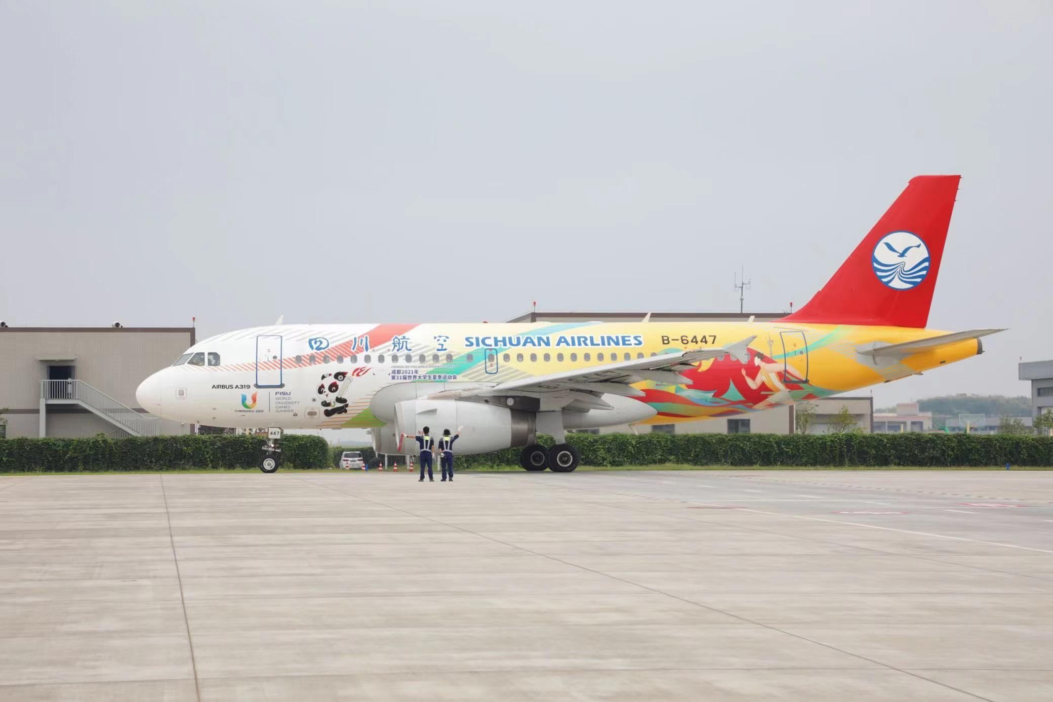 “大運(yùn)號”主題彩繪飛機(jī)。 圖片來源：成都大運(yùn)會(huì)執(zhí)委會(huì) 趙汪洋攝