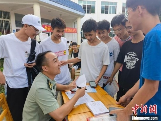 專武干部在講解相關(guān)政策。韋碩 攝