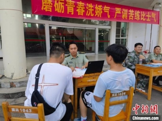 專武干部在講解相關(guān)政策。韋碩 攝