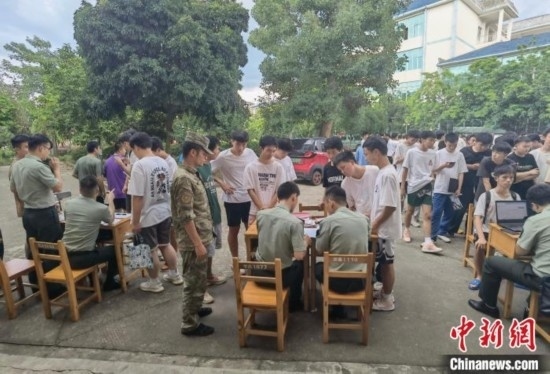 專武干部在發(fā)放兵役登記證。韋碩 攝