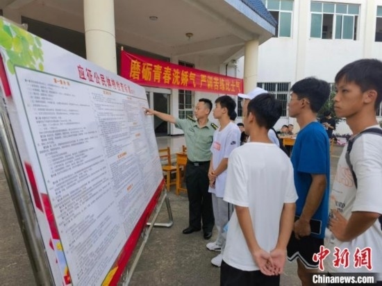 專武干部在講解應(yīng)征體檢標(biāo)準(zhǔn)。韋碩 攝