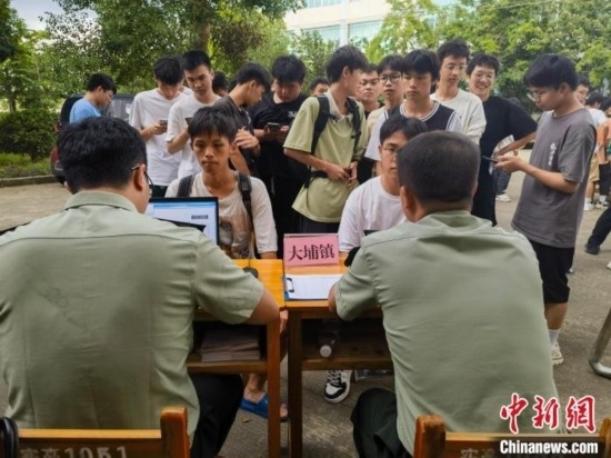 專武干部在發(fā)放兵役登記證。韋碩 攝