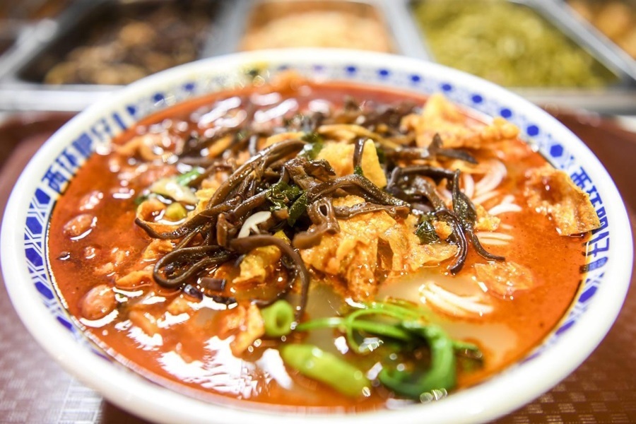 這是廣西柳州市街邊一家螺螄粉店制作的螺螄粉。新華社記者 曹祎銘 攝