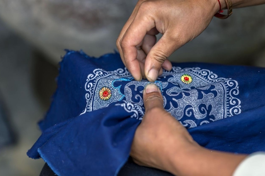 在貴州省黔西市新仁苗族鄉(xiāng)化屋村，村民在制作苗繡。新華社記者 范暉 攝