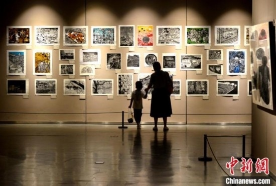 圖為家長帶著孩子參觀展覽。呂明 攝