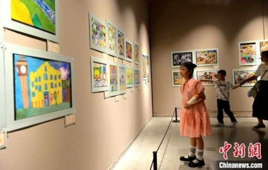 圖為家長帶著孩子參觀展覽。呂明 攝