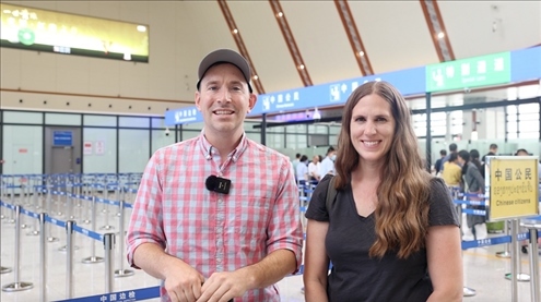 6月13日，來(lái)自美國(guó)的德拉古（Dragoo）夫婦將首次乘坐中老鐵路國(guó)際旅客列車從中國(guó)出境。李揚(yáng) 攝