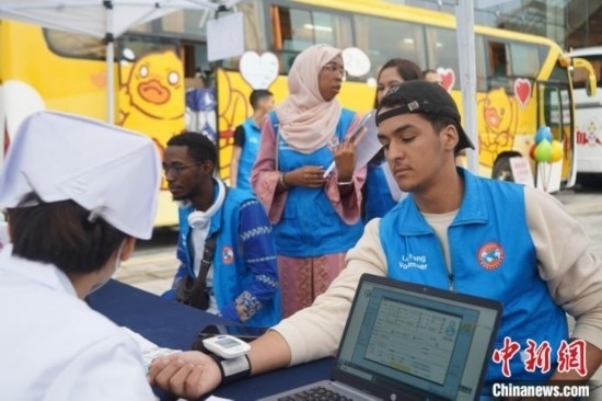 6月13日，在第20個世界獻血者日前夕，20名在贛留學生組團前往血站獻血。吳迪 攝