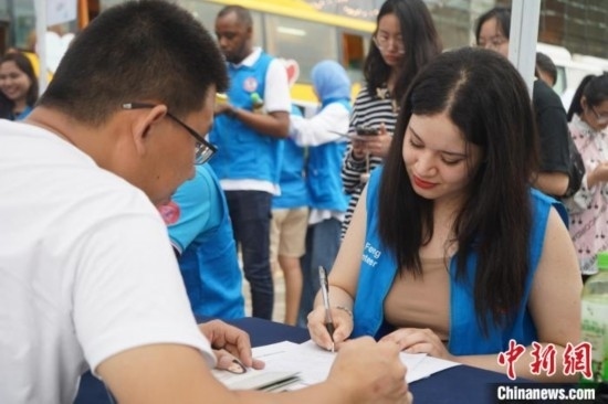 6月13日，在第20個世界獻血者日前夕，20名在贛留學生組團前往血站獻血。吳迪 攝