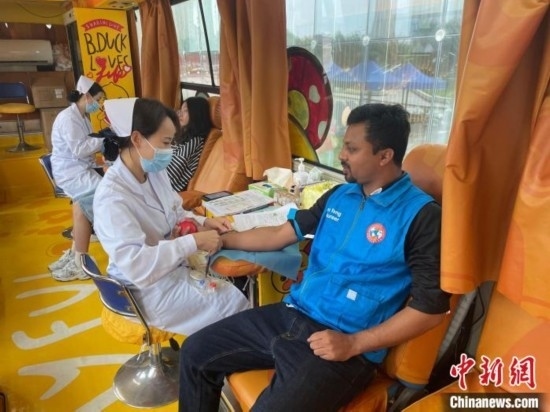 6月13日，在第20個世界獻血者日前夕，20名在贛留學生組團前往血站獻血。吳迪 攝