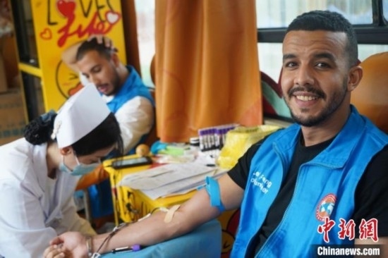 6月13日，在第20個世界獻血者日前夕，20名在贛留學生組團前往血站獻血。吳迪 攝