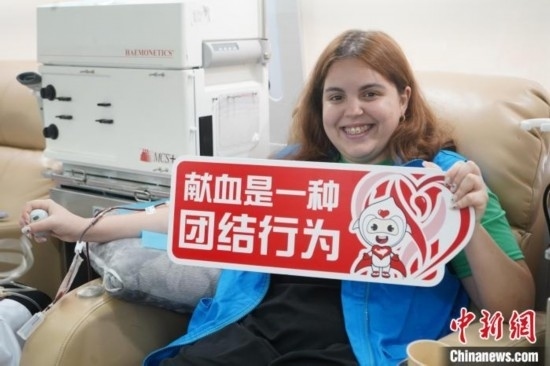 6月13日，在第20個世界獻血者日前夕，20名在贛留學生組團前往血站獻血。吳迪 攝
