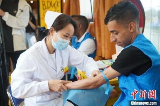 6月13日，在第20個世界獻血者日前夕，20名在贛留學生組團前往血站獻血。吳迪 攝