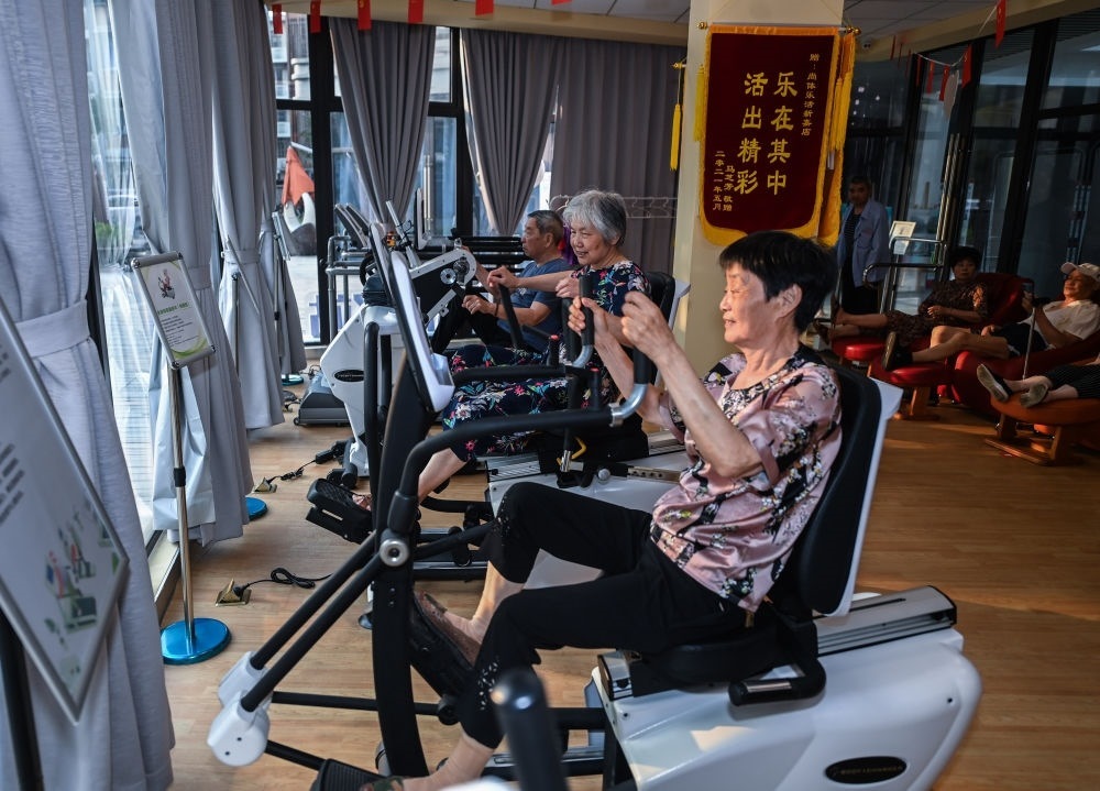 在浙江嘉興市南湖區(qū)新嘉街道電子社區(qū)鄰里中心的長者運動健康之家內(nèi)，老人們在進行器械鍛煉（2023年6月14日攝）。新華社記者 徐昱 攝