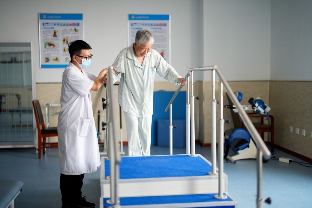 河北省灤南縣一家養(yǎng)老機構(gòu)的工作人員在指導(dǎo)老人進行康復(fù)訓(xùn)練（2023年5月19日攝）。新華社記者 牟宇 攝