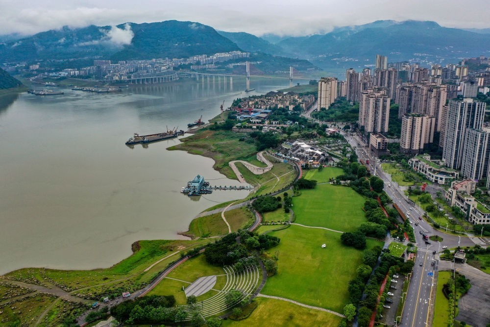 這是2023年6月7日拍攝的位于重慶市云陽縣的云陽城區(qū)環(huán)湖綠道（無人機照片）。當(dāng)?shù)貙⑸鷳B(tài)治理與生態(tài)修復(fù)結(jié)合起來，兼顧城市旅游和運動休閑等功能需要，打造環(huán)縣城兩江四岸33公里綠道。新華社記者 唐奕 攝