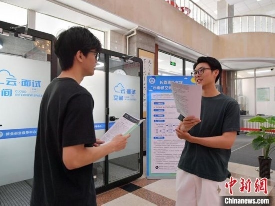 “云面試空間”吸引不少應屆畢業(yè)生前來體驗。劉棟 攝