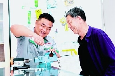 上流佳苑社區(qū)便民服務(wù)中心維修師傅李磊為社區(qū)居民提供服務(wù)。資料圖片