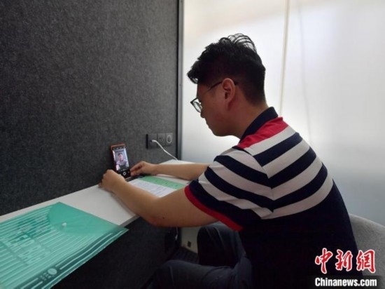 學生通過“云面試空間”進行求職面試。劉棟 攝