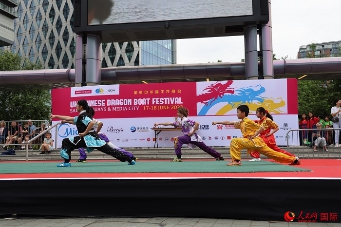 中華武術(shù)表演吸引了眾多英國觀眾。人民網(wǎng)記者 邢雪攝