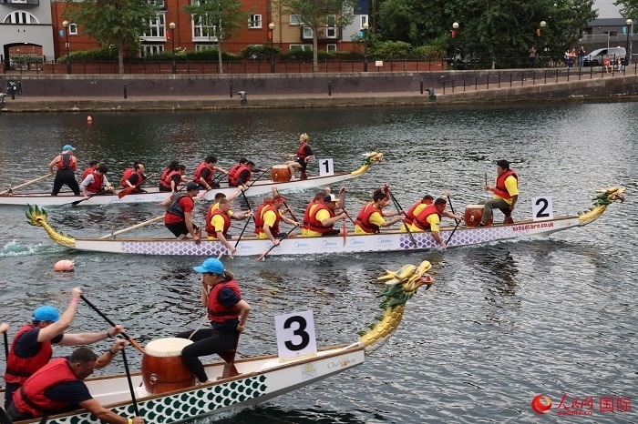 2023全英中華端午龍舟會比賽現(xiàn)場，幾支隊伍你追我趕。人民網(wǎng)記者 邢雪攝